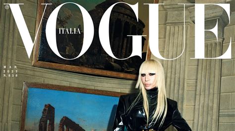 donatella versace apre il guardaroba|Donatella Versace, protagonista del nuovo numero di Vogue Italia.